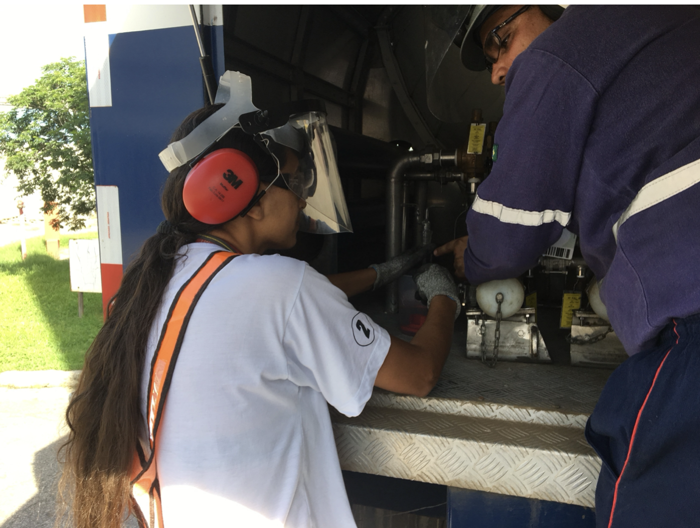 Motorista-Técnico Carbo Gás com cliente Coca-Cola